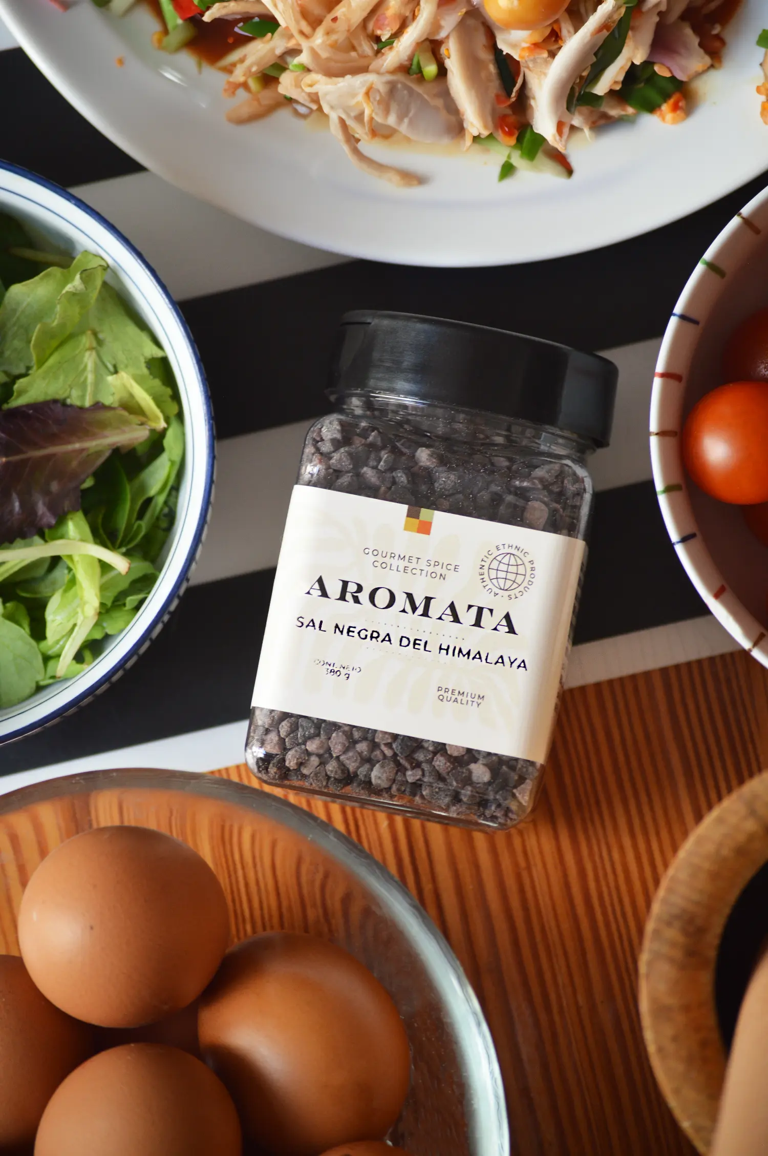 Plato de comida thai condimentado con especias Aromata