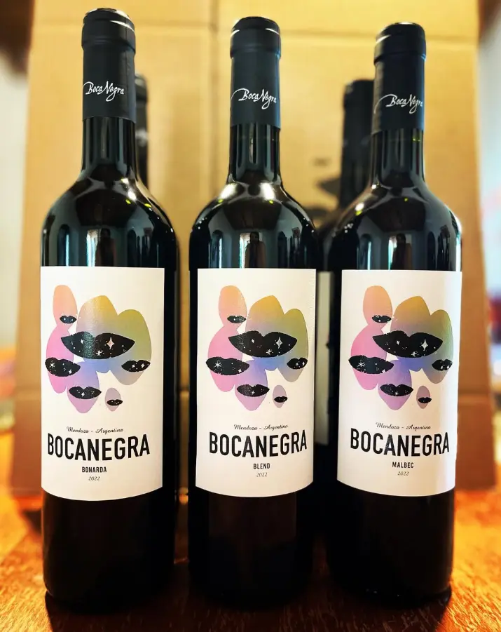 Tres botellas de Bocanegra con cápsula firmada y etiquetas ilustradas