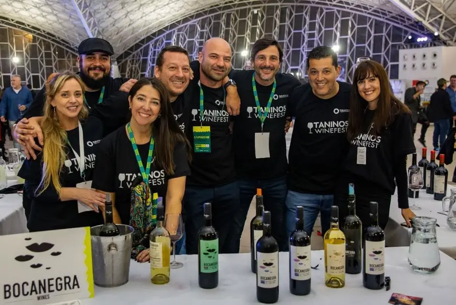 Equipo en el stand de Bocanegra en Taninos Winefest
