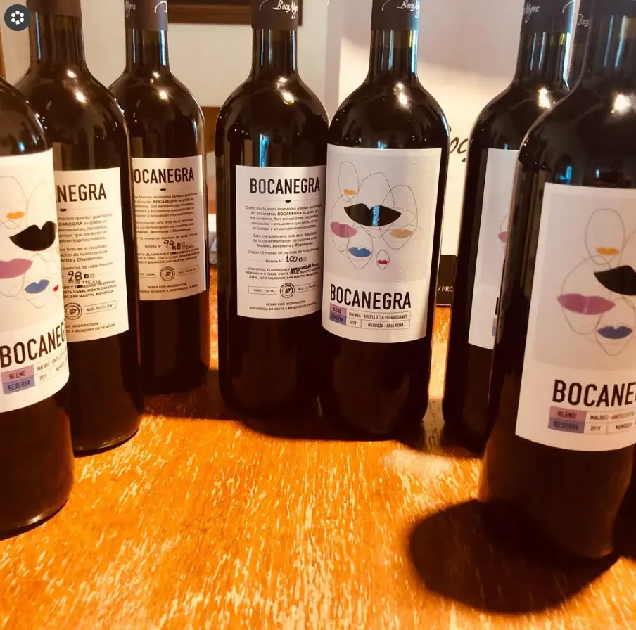 Botellas de la línea Bocanegra sobre una mesa de madera