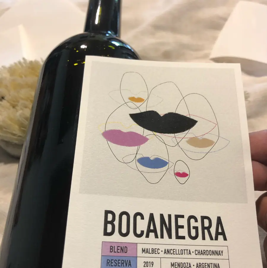 Detalle de la etiqueta de Bocanegra con la ilustración de bocas
