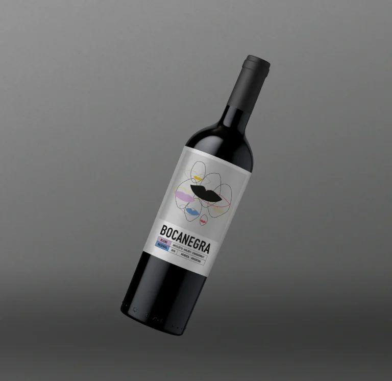 Botella de Bocanegra Blend Reserva, etiqueta blanca, sobre fondo gris